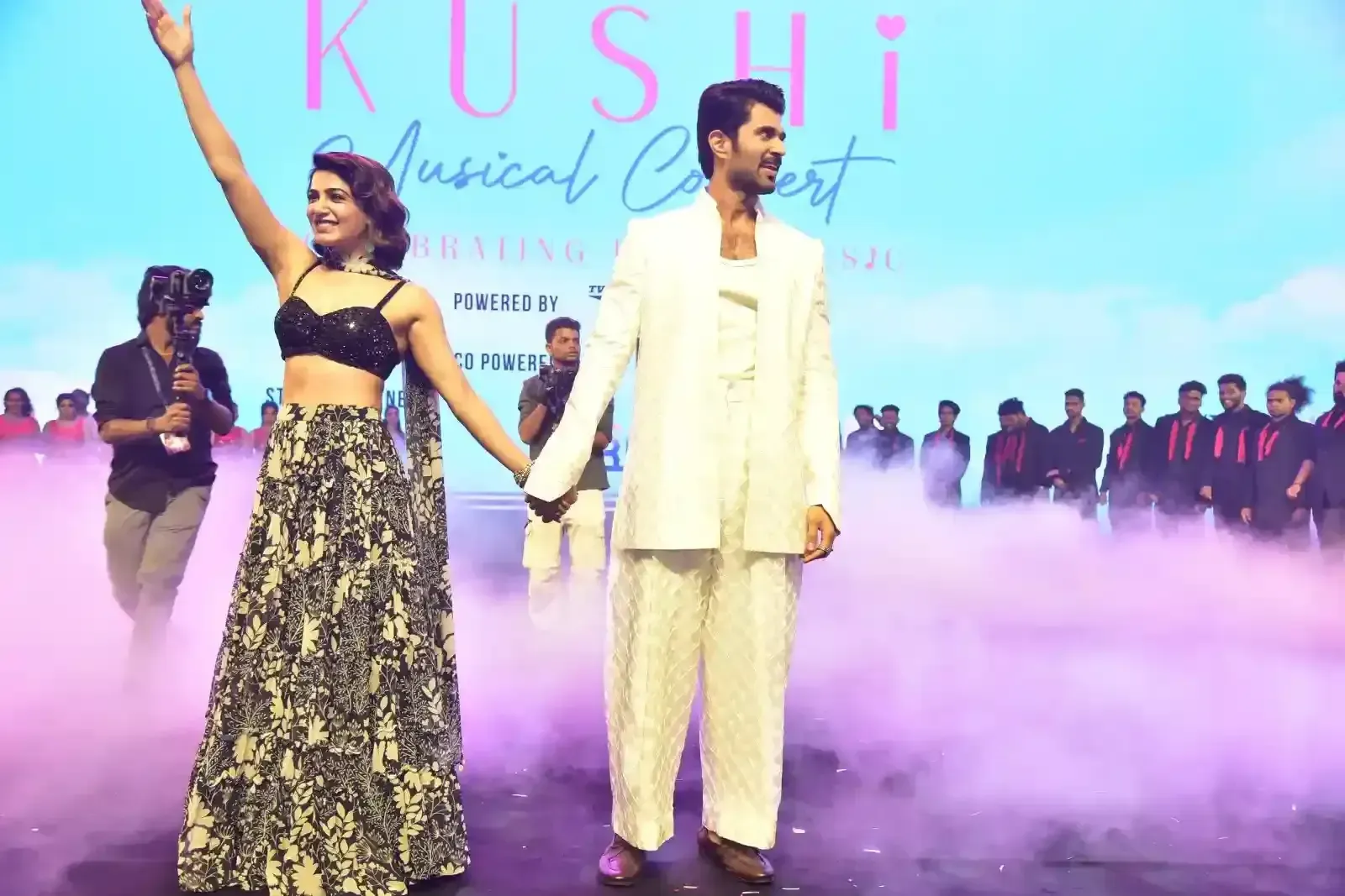 VIJAY DEVARAKONDA SAMANTHA IN KUSHI MUSICAL CONCERT 17